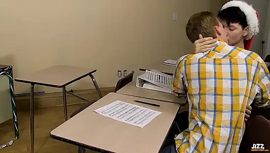 Genç kız sınıfta yarağa biniyor!