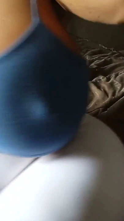 O Esnek Memelerini Zıplatıyor!!! Dar Beyaz Taytlı Seksi Latina-Kolombiyalı Bebek | Klip 1