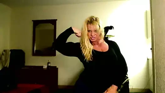 Dar bir siyah üstte esneme