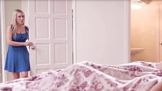 Annenin kızı - orta yaşlı seksi kadın üvey kızının kız arkadaşı Lulu Chu'nun takma yarakla sikişini izlerken mastürbasyon yapıyor