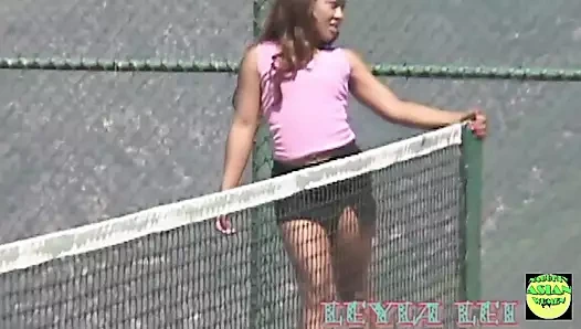 Asyalı bomba Leyla Lei yüzüne boşalana kadar parmaklanıyor ve götünden sikiliyor