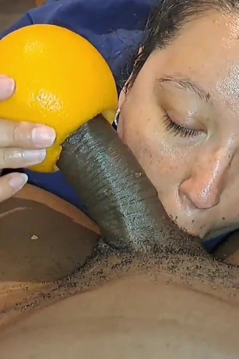 İri güzel kadın büyük zenci yarağını emiyor ve sikini greyfurtla okşuyor