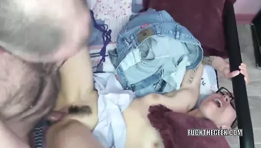 Kel swinger shelly şanslı bir inek tarafından dövülerek alıyor