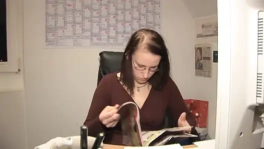 Ateşli kız dildoyla sikişmeden önce birbirlerinin amlarını yalıyor ve sonra parmakla sikişiyor