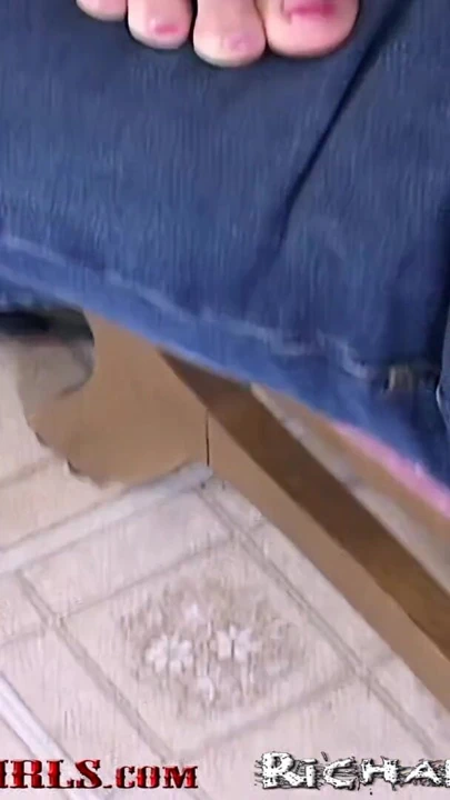 Yaşlı adam mutfak masasında 18 yaşındaki amcığını yiyor | Klip 1