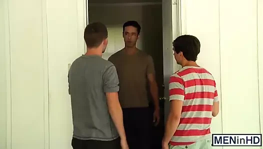 Rafael aynı anda iki istekli twinks ile onun horoz pulluklar