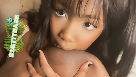 asosyal zenci her iki meme de emiyor ve üzerlerine vibratör sokuyor