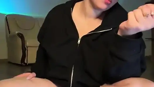 Jucielussie Deepthroat and cumming close up