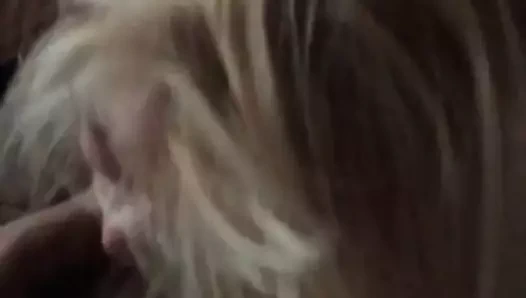 Iryna pankiv oral seks yapıyor.