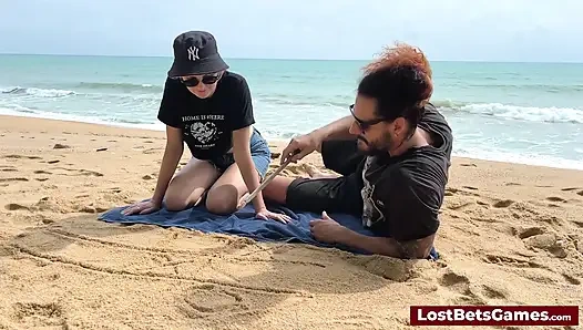Bu striptiz Tic Tac Toe oyunu yaratıcılığı baştan çıkarma ile harmanlıyor