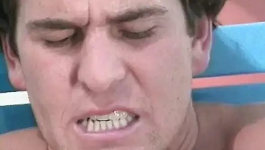 Doğal memeli sarışın yüzme havuzu tarafından yalanıyor ve sikiliyor