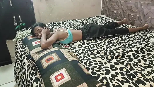 Üvey kız kardeş ve üvey baba ateşli anal sikişiyor