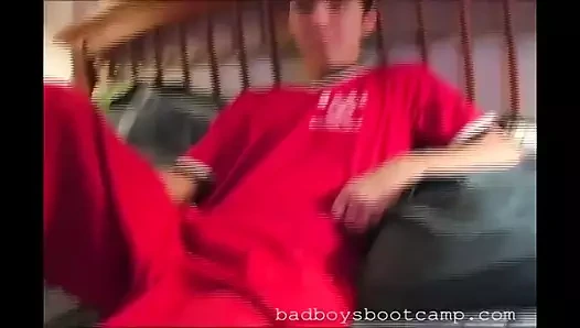 Badboysbootcamp: twink gavin stone yoğun solo mastürbasyonla büyük yarağını tatmin ediyor