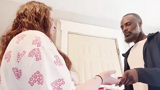 Siyah pizzacı adam sevgililer gününü kurtarıyor ve üzgün ev hanımıyla sikişiyor