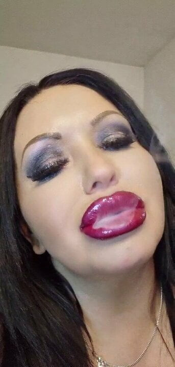 Orta yaşlı seksi kadın, duman fetişi, parlak kırmızı ruj içinde vape zihin sikişi