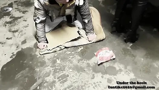 Lola yoldan geçenlere yemek veriyor