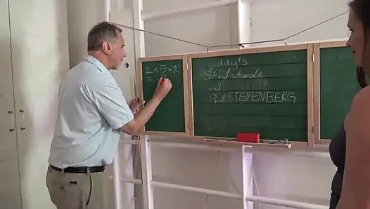 Sadist matematik öğretmeni ve zalim profesör üniversiteli kızları cezalandırıyor!