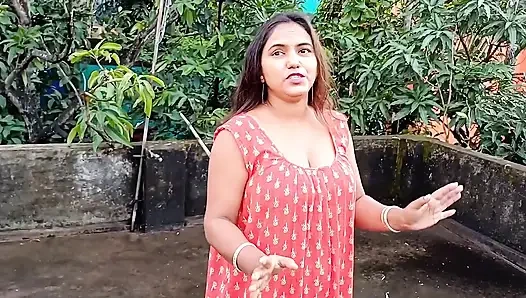 Komşu komal'ı onu parmaklarken gördü, arazisini tuttu ve altına çekti, sonra üstüne işedi