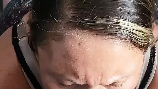 Yarak emerken dildoya biniyor ve her yerine boşalıyor