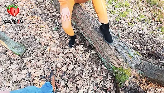 Ormanda tesadüfen tanıştığım sıska, tatlı bir kızıl saçlı taşaklarımı ve yarağımı sağdı. Bu süreçte göt deliğimi de yaladı.