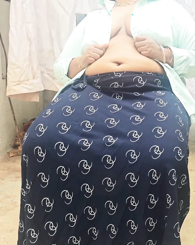 Hintli evli kadın camer'in önünde çıplak, çıplak desi