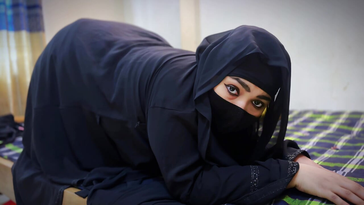 Müslüman Arap orta yaşlı seksi kadın tatminsiz teyze üvey oğlu yan odaya gittiğinde sert anal sikiliyor!
