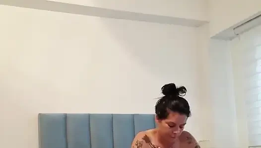 Ben temizlik yaparken büyük göğüslerimi arzuladı, bu yüzden mecburum