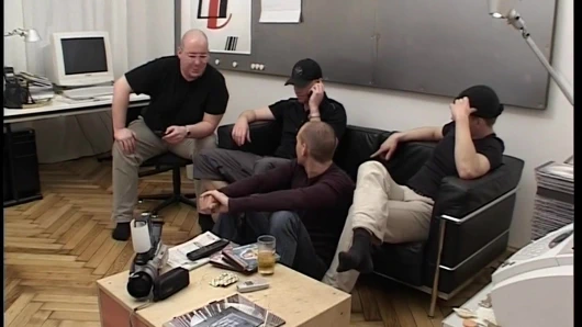 Blonde Drecksau mit feuchter Pussy bumst mit 3 Freunden