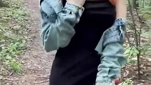 Seksi kızıl saçlı kedi neredeyse çıplak ormanda yürür