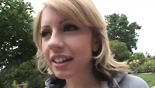 Sıska sarışın çıplak sürtük 2 bbcs üzerinde emme sırasında bir kanepede oturur