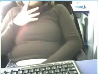 Göğüslerini ofiste göster