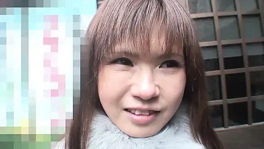Japon tıraşlı orta yaşlı seksi kadın amcığının içine boşalıyor