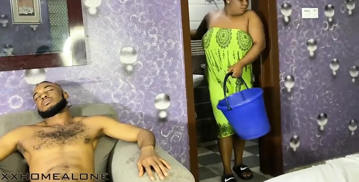 Kirli hizmetçi sert domaltarak prezervatifsiz sikiliyor.