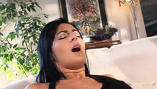 Siyah saçlı pirsingli bebek büyük yarağının üzerinde zıplamaktan hoşlanıyor