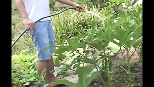 Bahçede inanılmaz ateşli seks