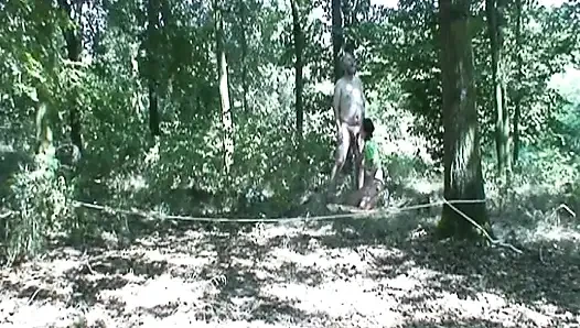 Sinsi yaşlı adam ormanda bir gençle sikişiyor