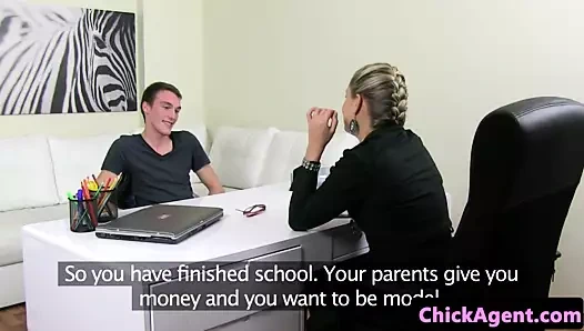 Avrupalı kadın ajansta eğildi ve sikildi