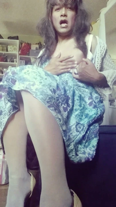 Lady Jhazmeena Mavi Elbise İç Çamaşırı ve Meme Uçlarını Gösteriyor