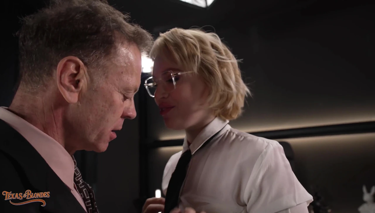 Greta Foss Deepthroats Rocco Siffredi’s Throbbing Cock!