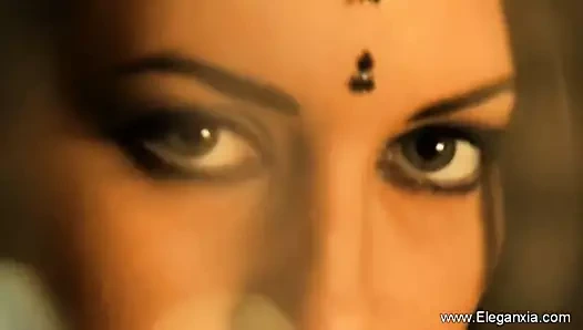 Senin için çıplak olmayı seviyor