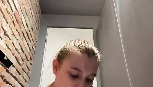 Spor salonunda ilk kez büyük yarak götümü sikiyor