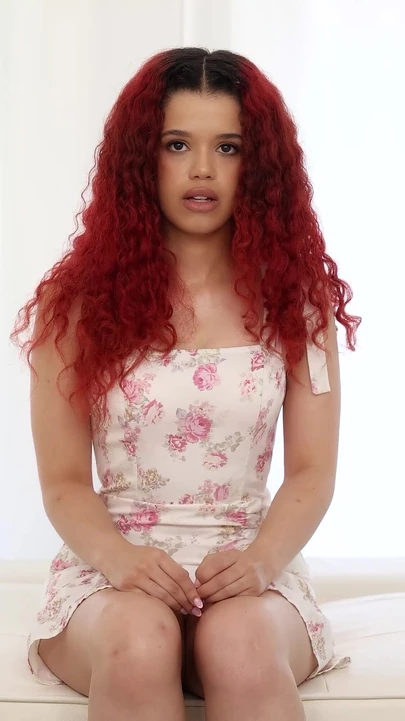 Сладкая девушка с большой задницей пытается выделиться во время ее проб