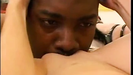 Büyük göt kız derin boğaz bir siyah adam üzerinde zemin