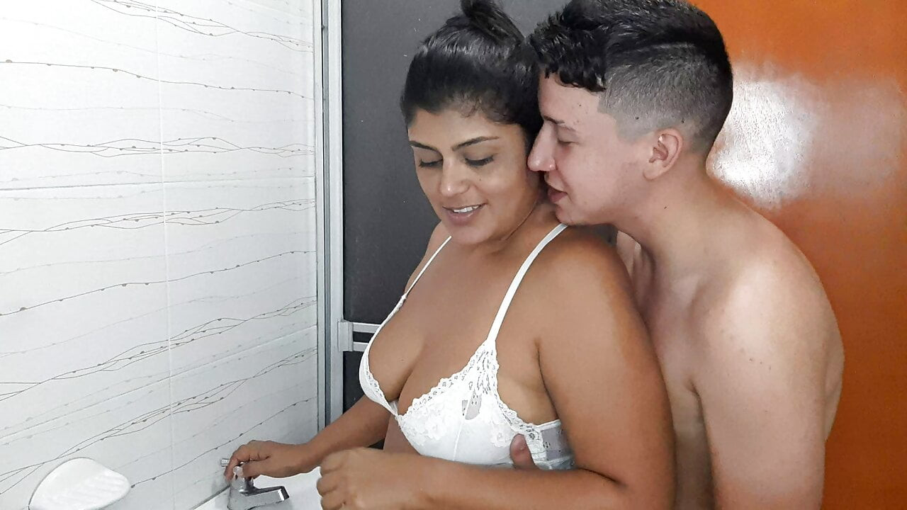 Üvey annem duşta benim sikimi i cum kadar berbat.