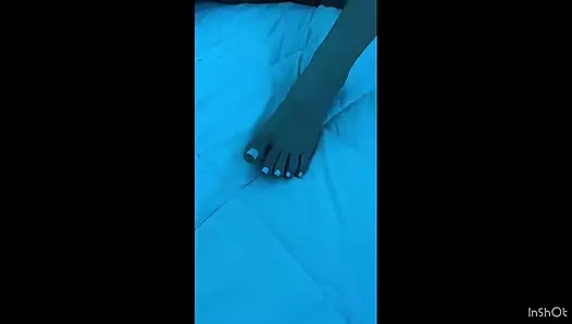 Onunla seks yapmadan önce hizmetçimin güzel ayaklarına hayran kaldım!