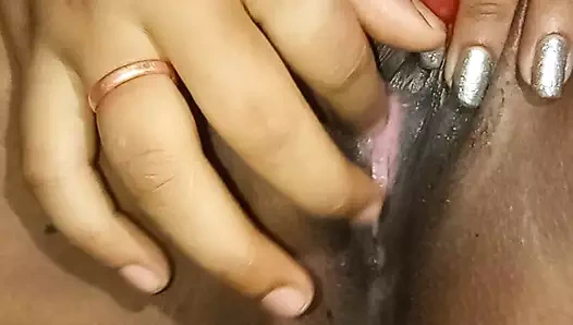 Hintli hatun fışkırtıyor Kocası ve dildo ile sert sikişiyor