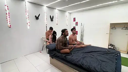 18 Yaşındaki Kız Oynamamıza Izin Vermiyor, 3 Kişiyle Oynamak İstiyor - Britney Ducth