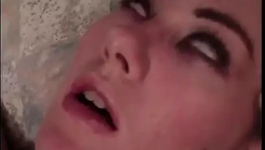 Genç esmer lezbiyen kız büyük takma yarakla emiyor