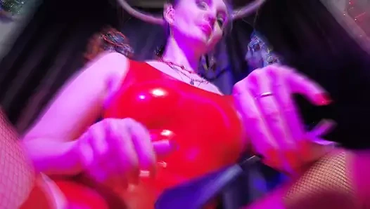 Kırmızı lastik kadın egemenliği sahibe yalnız fetiş dominatrix eva lateks bdsm büyük götlü orta yaşlı seksi kadın