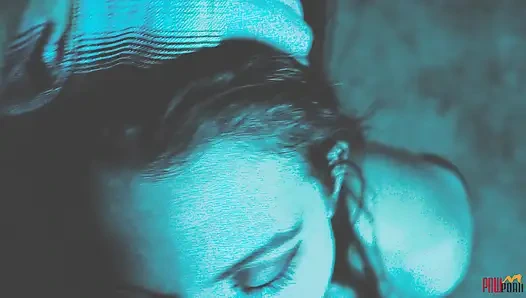 Kapana kısılmış sürtük soyunuyor ve tutsakları emiyor